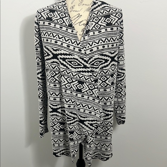 American Eagle XS Black and White Patterned Cardigan - Picture 1 of 6